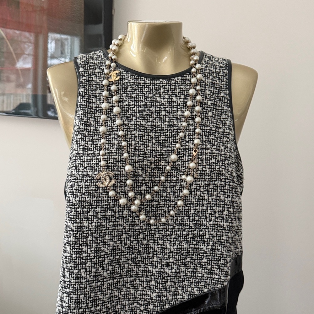ASTR Monochrome Textured Sleeveless Blouse